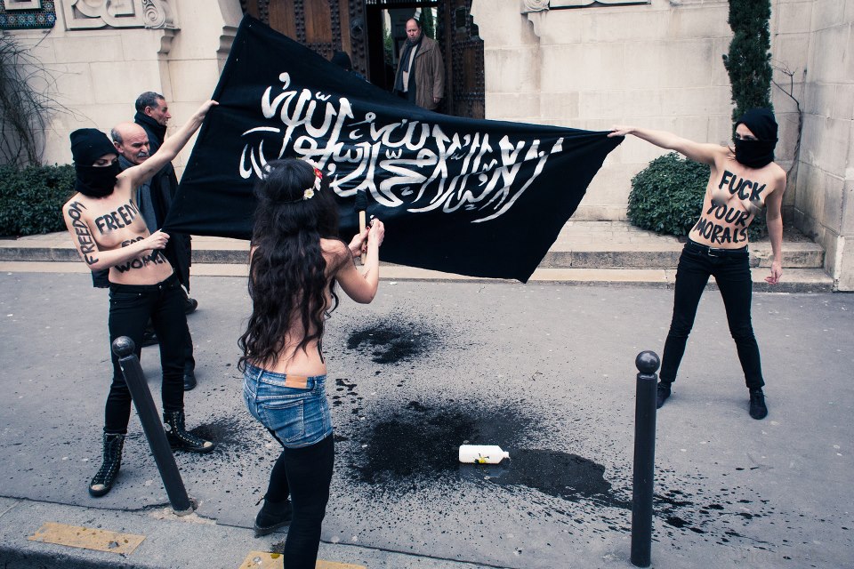 femen-salafist-flag-burn.jpg